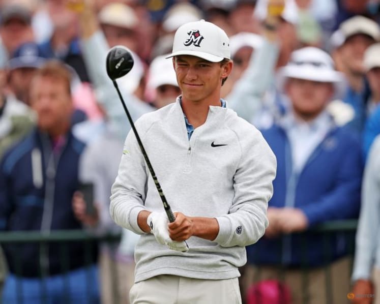 Teen Russell gets dad to caddie in US Open Father's Day gift