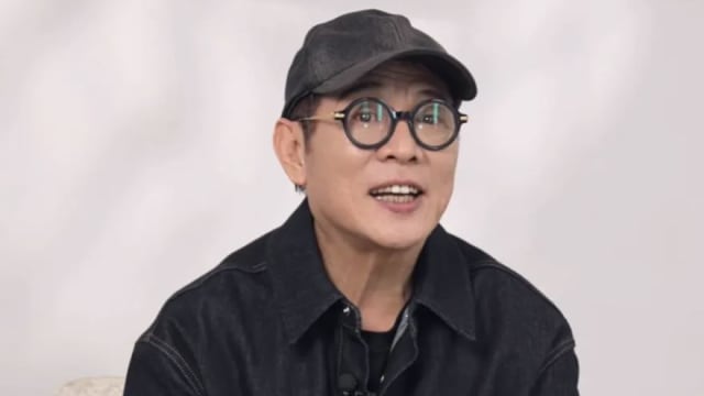 手术后现身北京机场　李连杰一举动被网友碎碎念“不爱惜自己”！