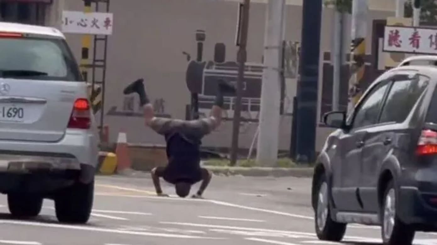  铁道口前“练功”？台男倒立看火车吓坏民众