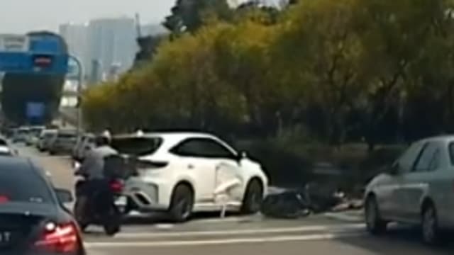摩托车直撞换道轿车 连人带车被甩飞