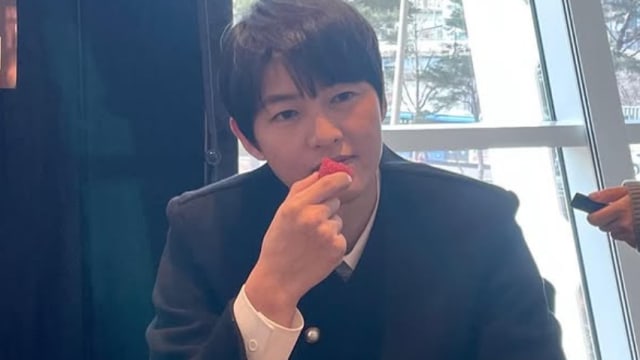 “女儿傻瓜”实锤！宋仲基秀混血女儿照片给记者看