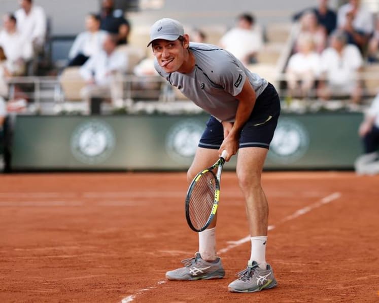 Djokovic battles past French hope Royer to reach third round