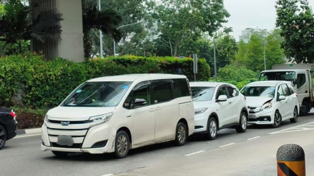 大巴窑发生连环车祸 涉及至少四辆汽车