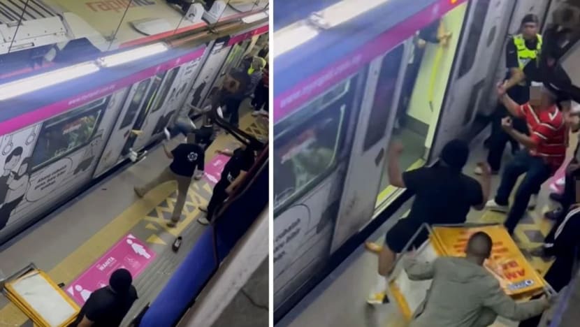 2 kumpulan penyokong bola sepak merusuh di stesen LRT Kuala Lumpur 2 kumpulan penyokong bola sepak merusuh di stesen LRT Kuala Lumpur