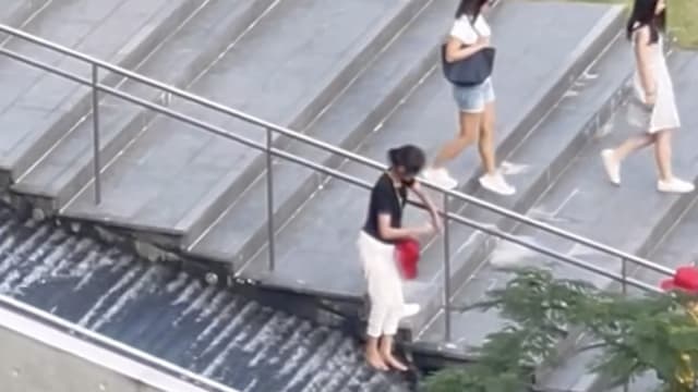 女子在港故宫博物馆流水阶梯洗脚 引起网民热议