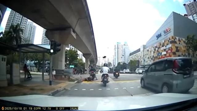 摩托车乘客武吉班让路口突失平衡 四脚朝天跌落