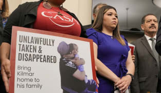 US Supreme Court temporarily halts deportations of Venezuelan migrants under wartime law