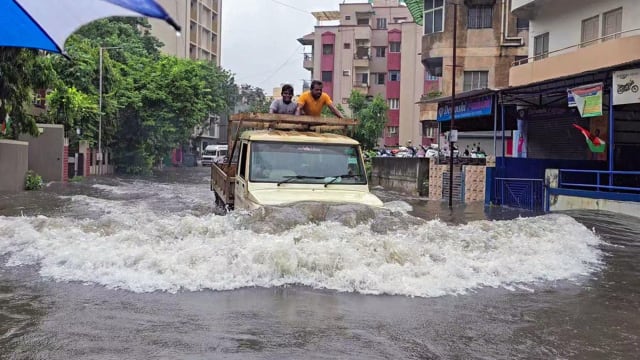 印度暴雨成灾 夺28人命 万人撤离