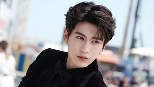 张凌赫高铁站遭私生饭及代拍围堵，现场混乱险酿意外！