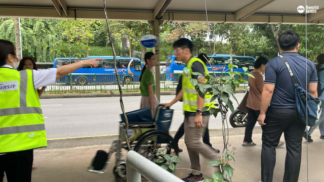 工作人员做好准备 协助需要转搭接驳巴士的行动不便者