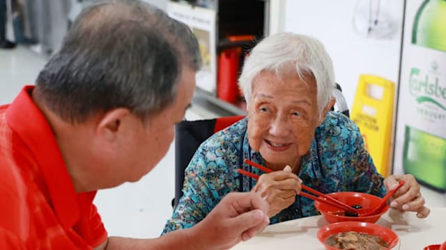 105岁阿嫲乐活人生爱吃爱玩 儿女：她是生活冒险家