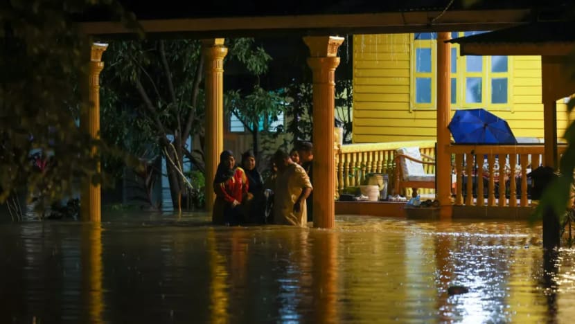 Lelaki redah banjir sambil angkat bapa mertua lumpuh di Terengganu