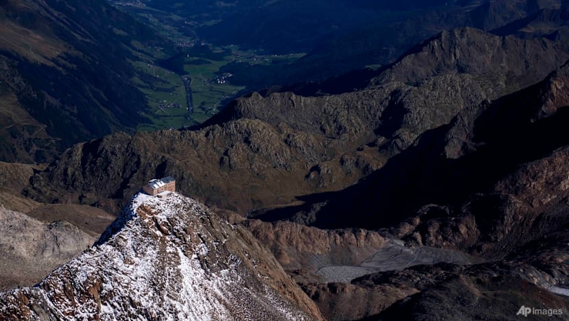 5 German mountaineers die in northern Italy after being hit by avalanche