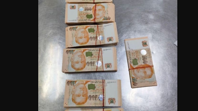 சிங்கப்பூருக்குள் $20,000க்குமேல் கொண்டுவந்த 4 பேர் பிடிபட்டனர்