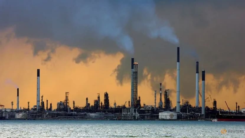 Harga minyak mentah melonjak susulan kemudahan Saudi Aramco diserang