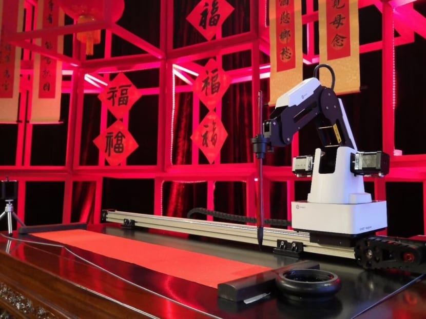 Dobot Magician, a product Yuejiang Technology develops, is writing Chinese calligraphy with a pen-like end effector.
