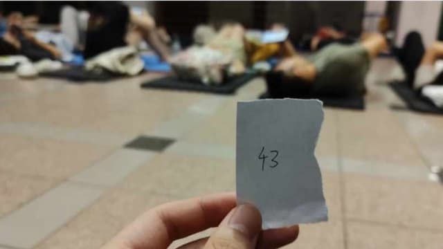 国大留学生通宵排队办学生准证 ICA：都是未预约者