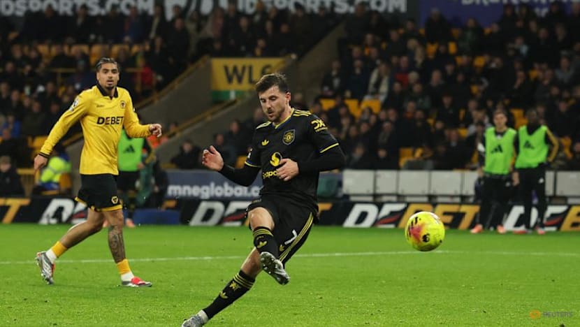 Fernandes double helps Man United to 4-1 win as Wolves' misery continues