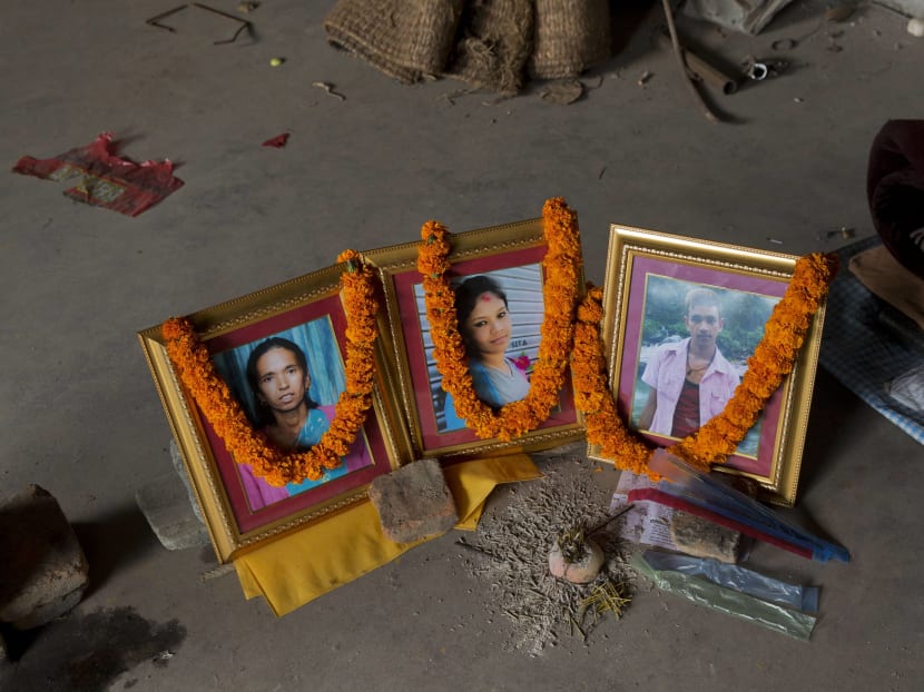 Thousands of Nepalese pray for earthquake victims