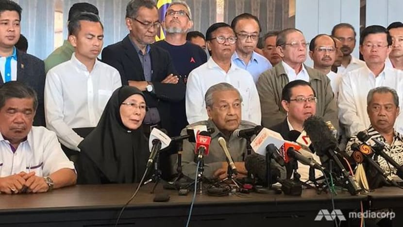 GST akan dimansuhkan; perlembagaan persekutuan disokong, kata Mahathir GST akan dimansuhkan; perlembagaan persekutuan disokong, kata Mahathir