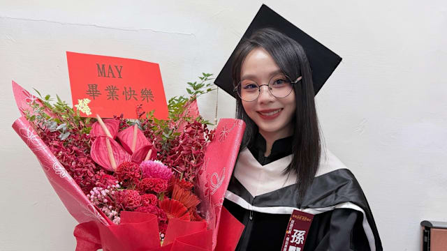 孙淑媚考获硕士学位，却因戴错方帽挨批！