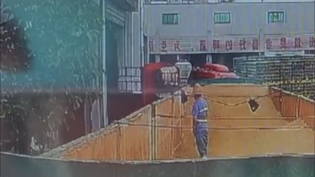 青岛啤酒被曝 员工在原料仓撒尿