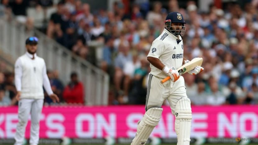 Crawley and Duckett lead England recovery after Pant's Old Trafford heroics