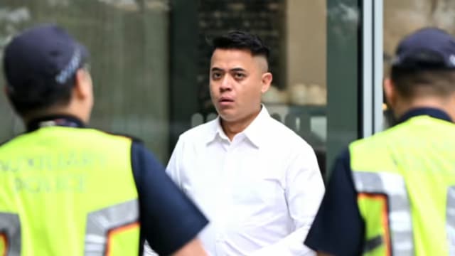 涉嫌受贿助囚犯带裸照进监狱 狱警与行贿囚犯被控