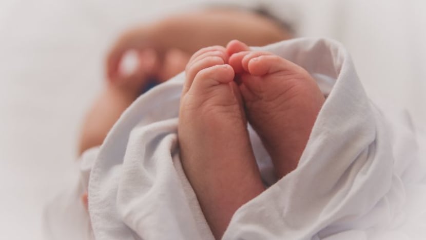 Bayi masih bertali pusat ditemui di wakaf tepi jalan