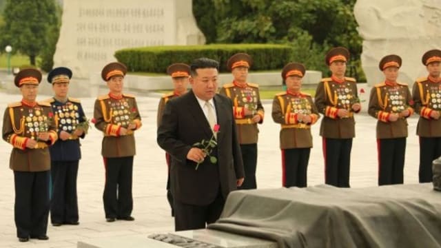金正恩参谒中国人民志愿军烈士陵园