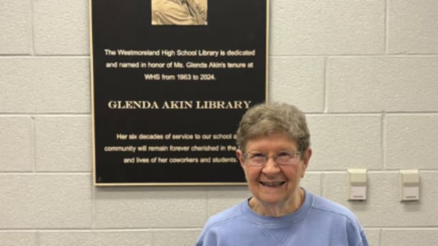 在同一间学校执教60多年 美国女教师创下健力士世界纪录