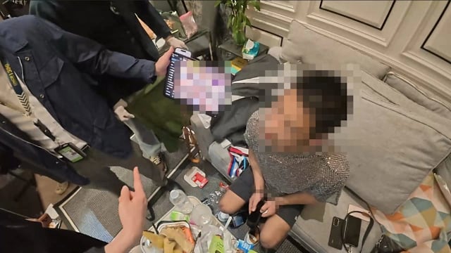 两男曼谷公寓裸奔吸毒扰民 警方突击起获大量毒品