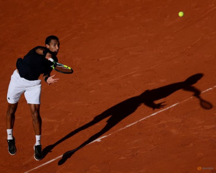 Auger-Aliassime swats aside Tabilo to reach French Open quarters