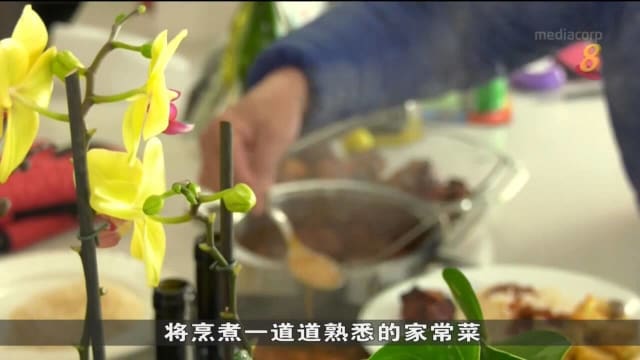 一些居住在异乡的国人 用各自方式为我国庆生