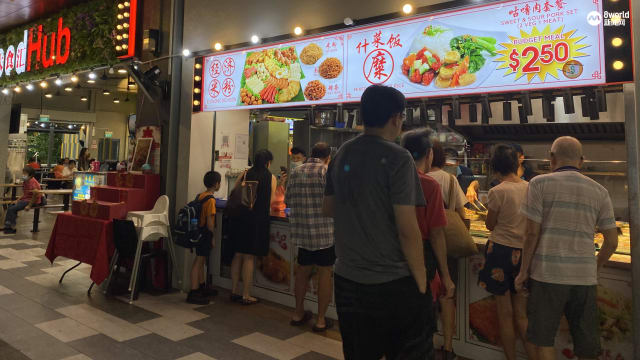 咖啡店内多摊售卖2.50元经济餐 食客不惜走半小时去光顾