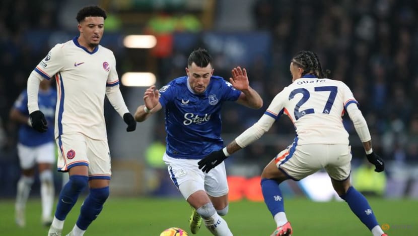Liverpool hit Tottenham for six to cement top spot, Chelsea held