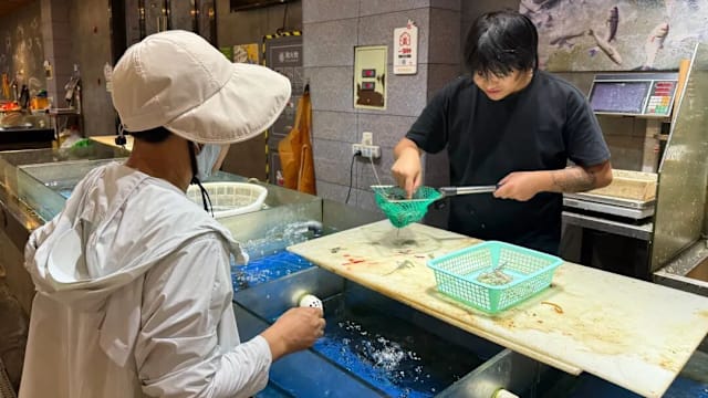 中国鱼贩脑出血住院 摊贩接力卖鱼四个月 