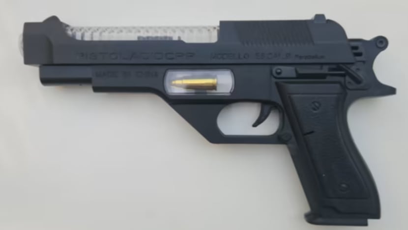 Dua remaja diberkas selepas gurauan melibatkan pistol mainan di kedai runcit Dua remaja diberkas selepas gurauan melibatkan pistol mainan di kedai runcit