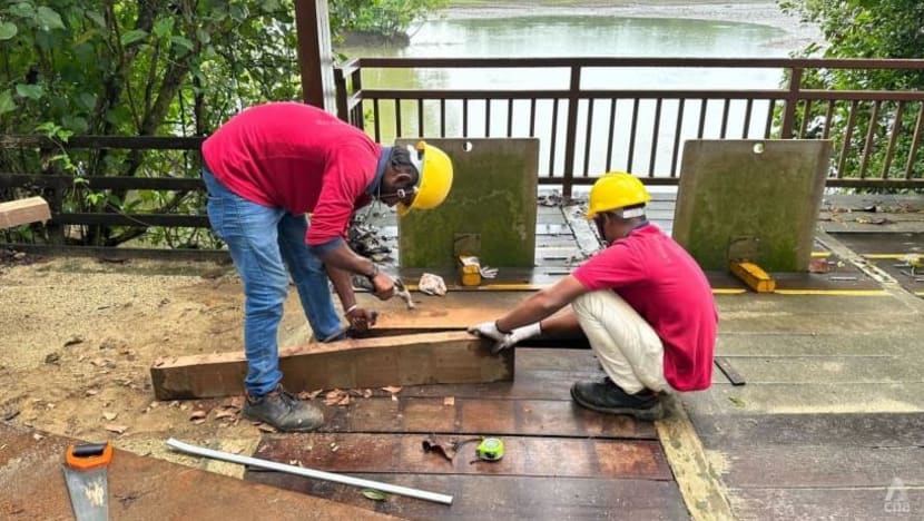 Kerja pembaikan dijalankan selepas lelaki, anak perempuan jatuh dalam lubang di jambatan Paya Simpanan Sungei Buloh