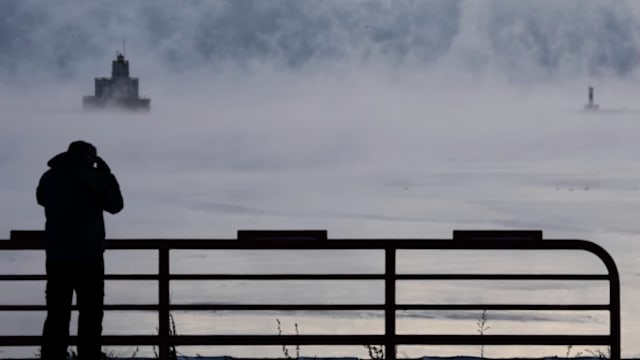 美国遇强烈冬季风暴 至少18个州宣布进入紧急状态