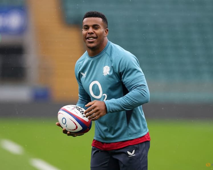 Feyi-Waboso to miss England's Six Nations opener as Roebuck steps in