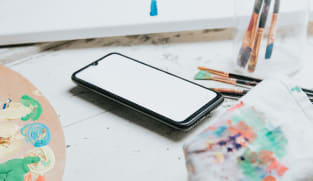 பெட்டகத்தில் கைத்தொலைபேசி - நாவல் பாணியில் கடவுச்சொல்லைக் கண்டறிந்த மாணவர்கள்