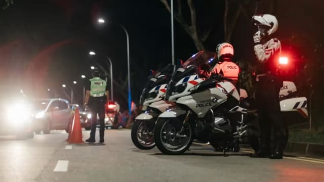 遇路障弃摩托车逃跑 交警制伏19岁涉毒男子