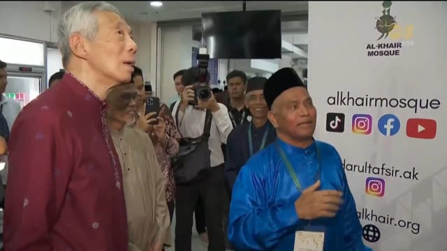 李总理与多名议员领袖同回教徒席地开斋