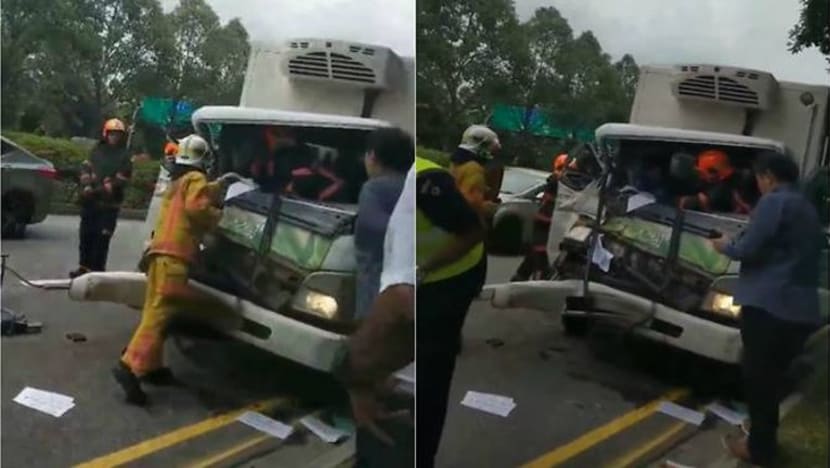 Pemandu lori terperangkap dalam kemalangan di Tuas Pemandu lori terperangkap dalam kemalangan di Tuas