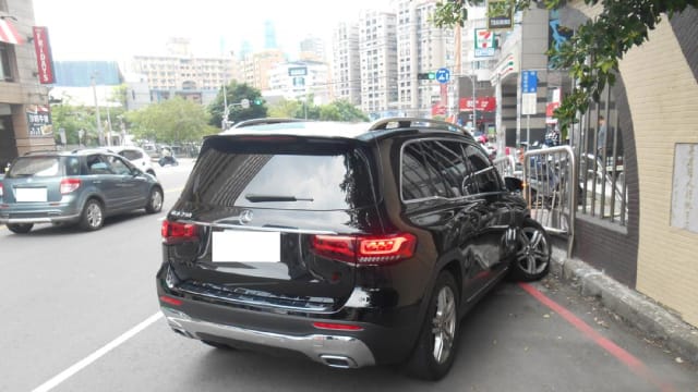 “我吓疯了！”  蟑螂掉身上台男驾车失控撞护栏