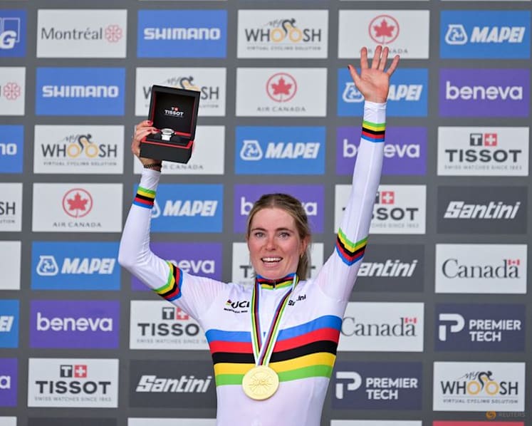 Vollering edges rival Niewiadoma-Phinney for road race world title