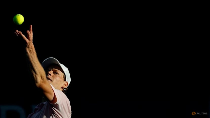 Red-hot Sinner overcomes Michelsen to reach Miami quarters