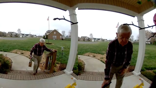 见七旬翁艰难爬楼梯送餐 女子众筹逾百万元助他退休