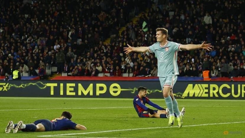 Atletico go top as late Sorloth goal earns dramatic 2-1 win at Barcelona